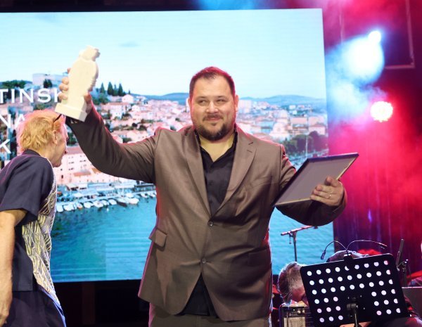 Mate Grgat s nagradom na ovogodišnjoj Dalmatinskoj šansoni Šibenik