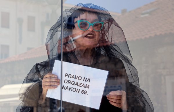 Performans Vlaste Delimar 'Pravo na orgazam iznad 60-te'