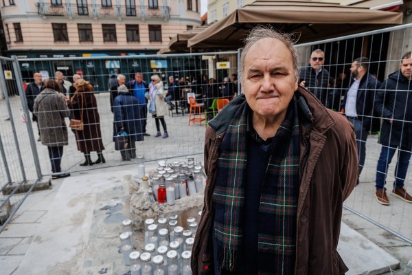 Kuzma Kovačić na mjestu uklanjanja njegova spomenika na splitskom Narodnom trgu