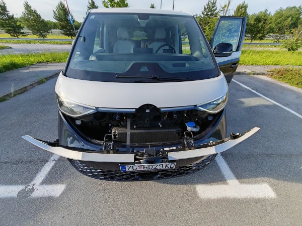 VW ID. Buzz Pro LWB - prednji poklopac služi samo za kontrolu i nadolijevanje tekućina, dok se e-motor nalazi straga