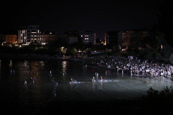 Bačvice nakon zatvaranja ugostiteljskih objekata postaju okupljalište mladih