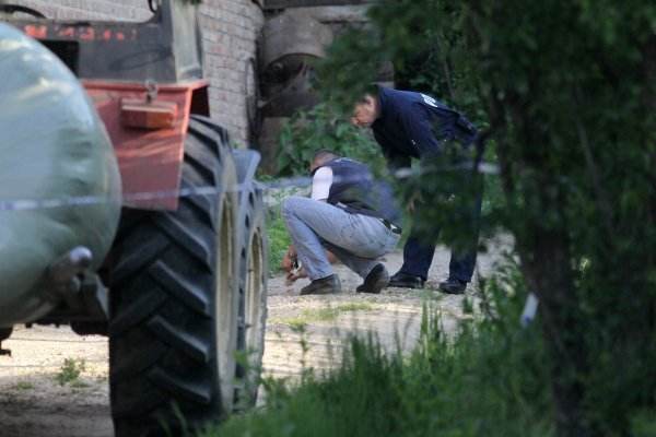 Tragedija u voćnjaku: Muškarac u Glini proklizao traktorom i poginuo