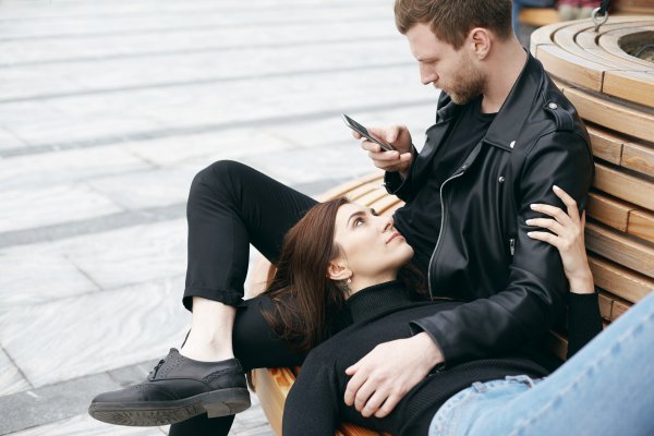 Od pisama na papiru do Tinder matcheva: Kako se udvaranje mijenjalo kroz vrijeme