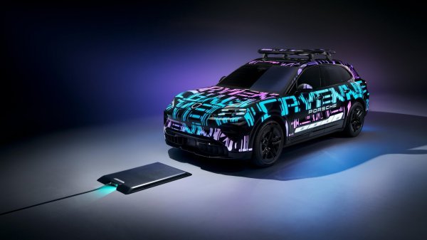 Porsche Cayenne Electric prototip - Induktivno punjenje