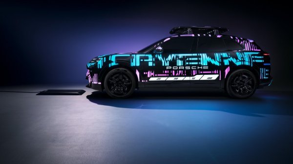 Porsche Cayenne Electric prototip - Induktivno punjenje