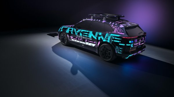 Porsche Cayenne Electric prototip - Induktivno punjenje