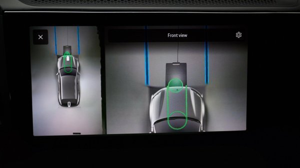 Porsche Cayenne Electric prototip - Induktivno punjenje