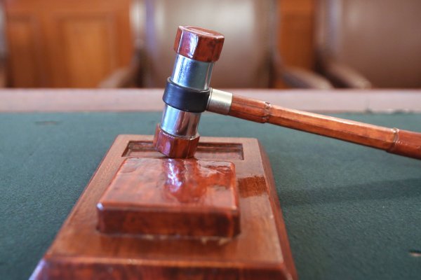 Bivšem sucu dosuđen rad za opće dobro zbog krivotvorenja odluke o pritvoru