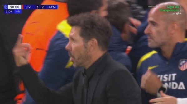 Pogledajte kaos i skandal na kraju spektakla! Podivljali Simeone krenuo sam na navijače Liverpoola