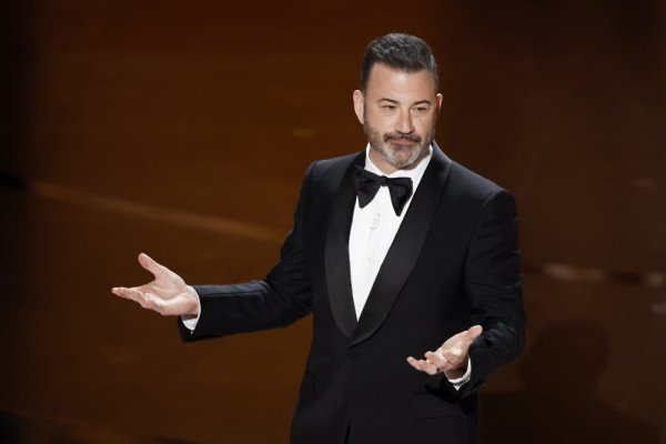 Jimmy Kimmel Live! počeo se emitirati 26. siječnja 2003. godine kao dio ABC-jevog programa nakon Super Bowla XXXVII.