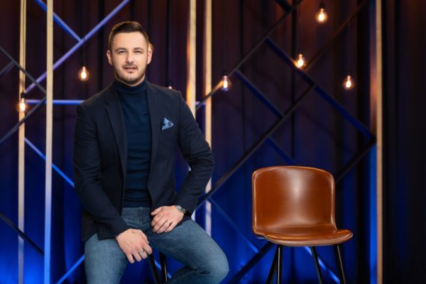 U proteklih desetak godina bio je na čelu kuhinja nekoliko poznatih restorana, sve dok prije dvije godine nije otvorio svoj restoran u Trogiru