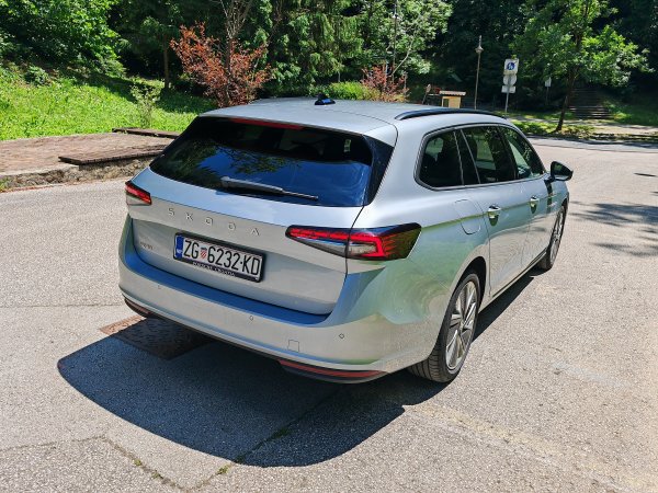 Škoda Superb Combi Selection 2.0 TDI DSG