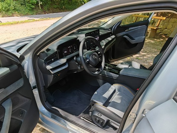Škoda Superb Combi Selection 2.0 TDI DSG