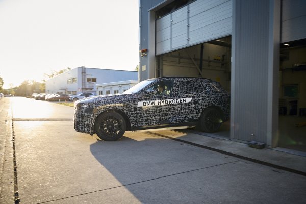 Novi BMW iX5 Hydrogen stiže 2028. godine