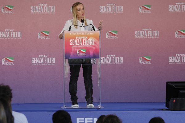 Modni zaokret: U ovakvom izdanju Giorgiu Meloni nismo nikad vidjeli