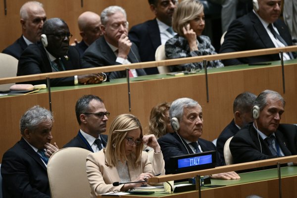 Georgia Meloni sluša Trumpov govor
