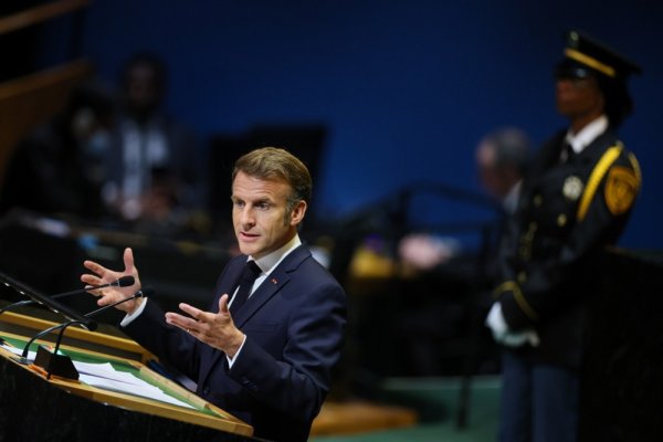 Macron: Živimo u paradoksalnom trenutku, moramo ustati i djelovati