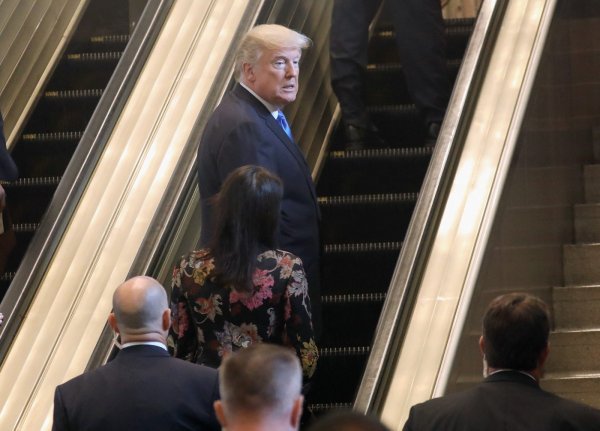Donald Trump zapeo na pokretnim stepenicama.