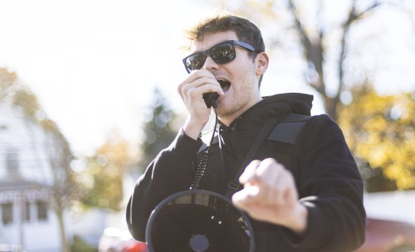 Nick Fuentes pozicioniran je još radikalnije od Kirka, a ima i reputaciju antisemita