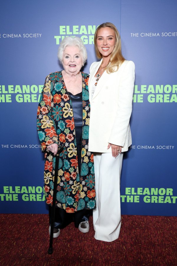June Squibb i Scarlett Johansson