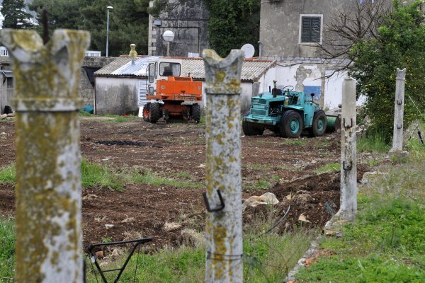 Bez ikakve dozvole i nadzora konzervatora, 2012. godine renesansni vrt ljetnikovca Gundulić u Gružu počeli su ravnati bageri Cropix