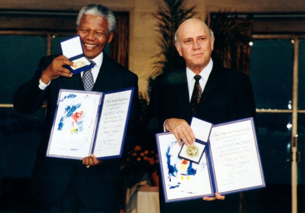 Nelson Mandela i F.W. de Klerk s Nobelovom nagradom za mir
