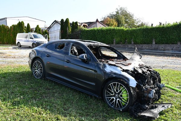 Alaginci: Požar u garaži tvrtke Color Emajl u kojoj su izgorjeli skupocjeni automobili vlasnika tvrtke.