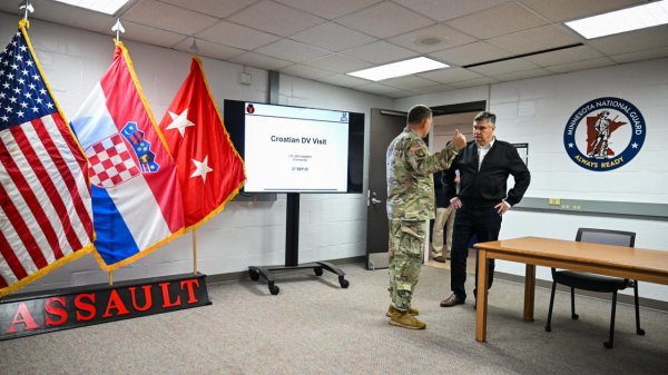 Zoran Milanović u posjetu vojnom kampu Ripley