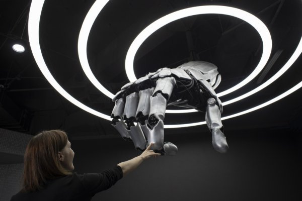 Peking je organizirao polumaraton u kojem sudjeluju ljudi i roboti
