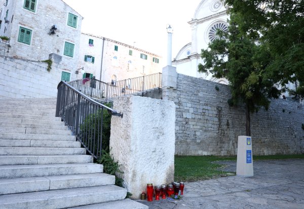 Građani pale lampione u Šibeniku
