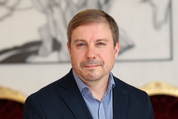 Glasovi mrtvih podsjećaju na to da se vrlo lako, bez ikakva napora, možeš naći na strani ubojice