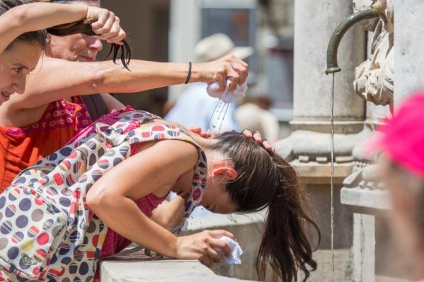 Turisti se hlade u Onofrijevoj fontani na Stradunu Željko Lukunić / PIXSELL