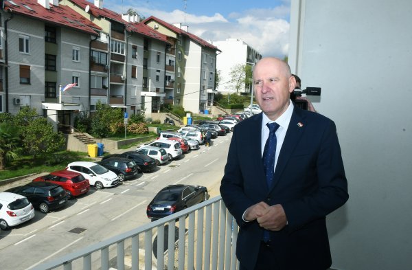 Sisak: Ministar Bačić na svečanosti dodjele ključeva korisnicima novoizgrađene višestambene zgrade