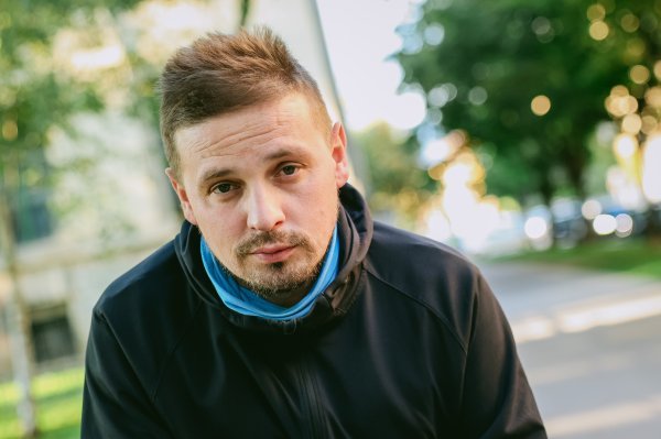 'Zastave' su na površini nepregledan makrokozmos povijesti, politika, ideologija, ali istodobno i mikrokozmos jedne osobe