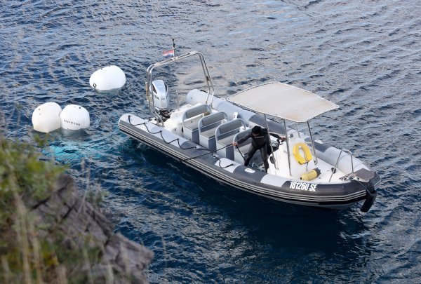 Izvlačenje auta koji je sletio u more kod Sinja