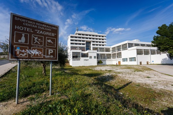 U hotelu su devedesetih bili smješteni izbjeglice, a potom je s dvije zvjezdice stavljen na tržište 