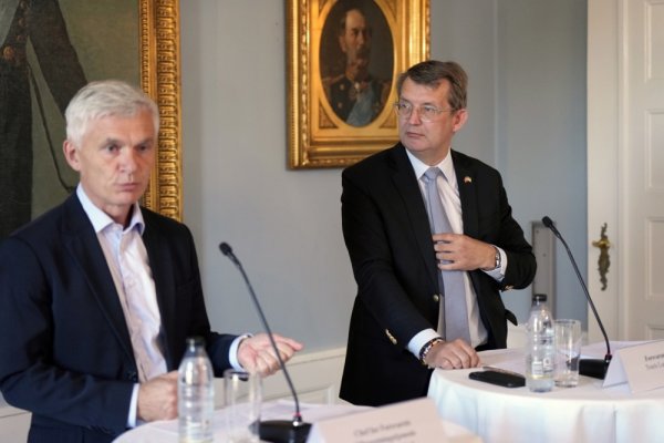 Ravnatelj danske Vojne obavještajne službe Thomas Ahrenkiel (lijevo) i danski ministar obrane Troels Lund Poulsen (desno)