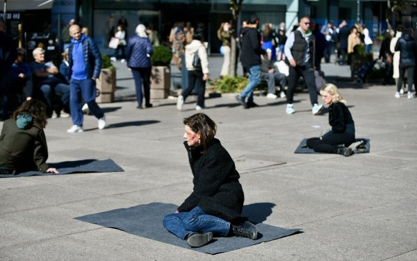 Performans uoči predstave 'Sigurna kuća'