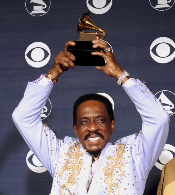 Arhivska fotografija glazbenika Ikea Turnera od 11. veljače 2007. na kojoj drži Grammy koju je osvojio za album 'Risin' With The Blues' u kategoriji 'Najbolji tradicionalni blues album' na 49. godišnjoj dodjeli Grammyja u Los Angelesu.