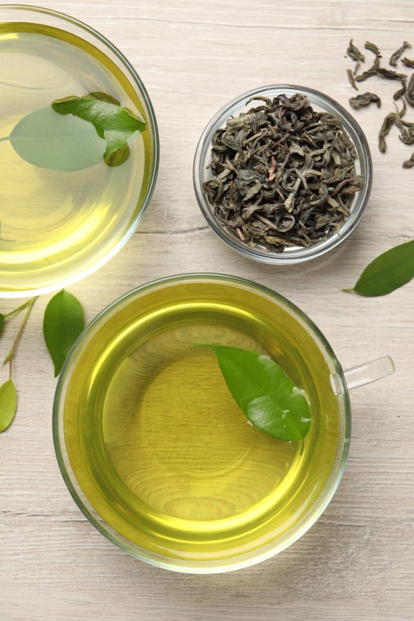 Zeleni čaj priprema se tako da se listovi biljke Camellia sinensis potope u vruću vodu