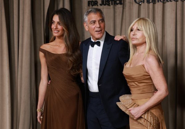 Amal je sve poglede privukla u raskošnoj haljini u nijansi kestena, kreaciji dizajnera Daria Vitalea, koji je u travnju preuzeo ulogu kreativnog direktora brenda nakon Donatelle Versace.