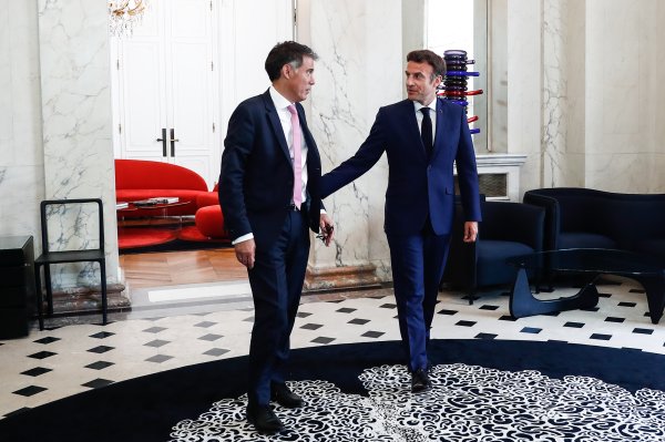 Olivier Faure i Emmanuel Macron na sastanku 2022. godine