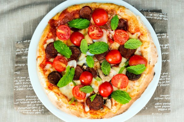 Pizza s mesnim okruglicama