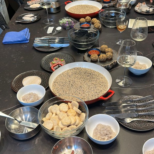 Sudionici će pripremati tri vrste dim suma: pareni Har Gao, Siu Mai – kineske knedle od tijesta punjene mesom, gljivama i začinima, te prženi Sesame Prawn Toast s pastom od kozica i sezamom.
