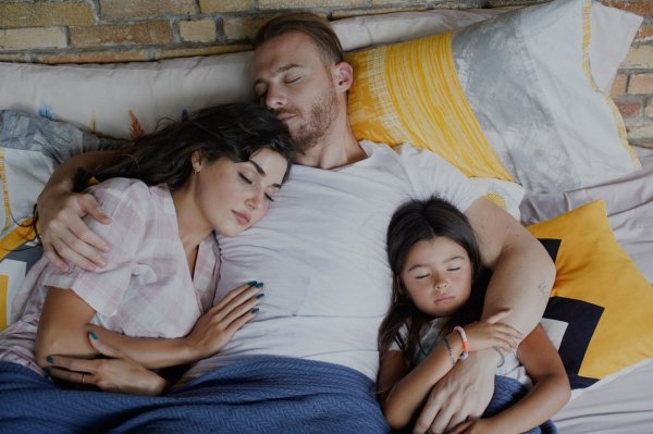 Hande Ercel, Kerem Bursin, Maya Basol