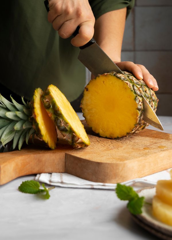 Ananas je prirodan izvor bromelaina, enzima koji razgrađuje proteine i tako može olakšati probavu te smanjiti osjećaj težine nakon jela