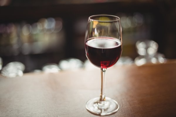 Male količine alkohola u kombinaciji s paracetamolom mogu uzrokovati ozbiljna oštećenja jetre.