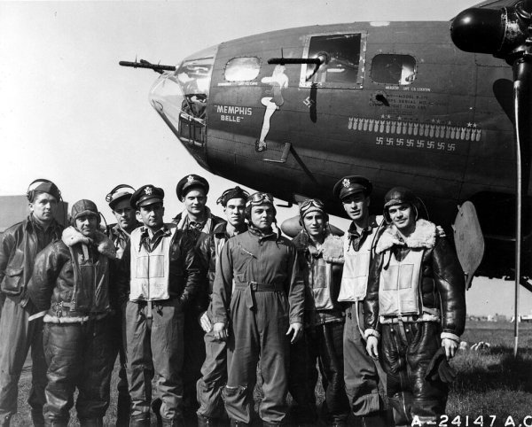 Poznati američki bombarder B-17 nazvan Memphis Belle s oznakama 25 uspješnih bombarderskih misija i osam oborenih lovaca