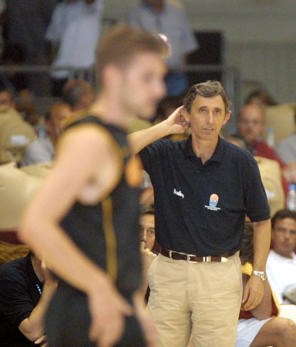 Svetislav Pešić kao izbornik SRJ i njegov sin Marko Pešić kao reprezentativac Njemačke na EP 2001.