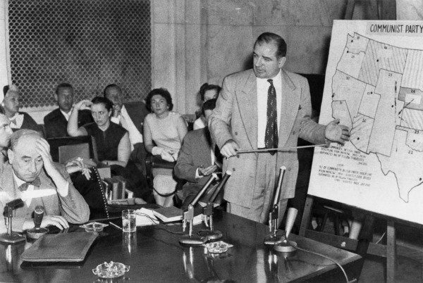 Senator McCarthy s mapom ćelija Komunističke partije SAD-a